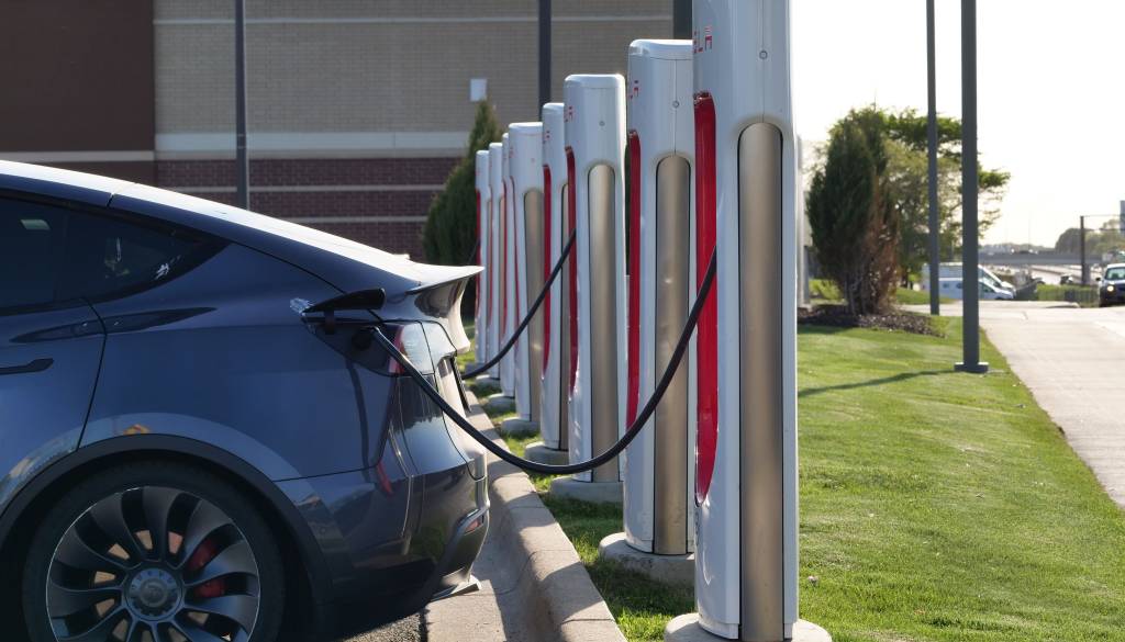 Se električni avto še splača kupiti? Preverili smo, komu se računica še izide