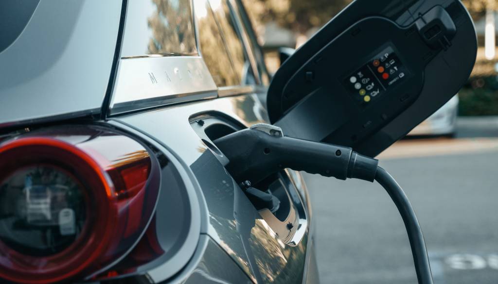 Kupci električnih avtomobilov v negotovosti: Denarja za subvencije hitro zmanjkuje