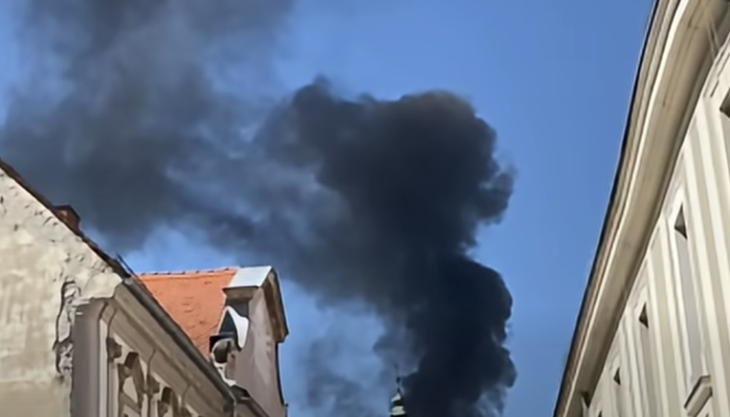 VIDEO: Tik čez mejo odjeknila eksplozija, mesto prekril gost črn dim