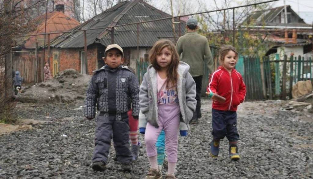 Romski otroci na Dolenjskem še vedno ostajajo brez ustrezne izobrazbe: Zagovornik opozarja na neuspeh države
