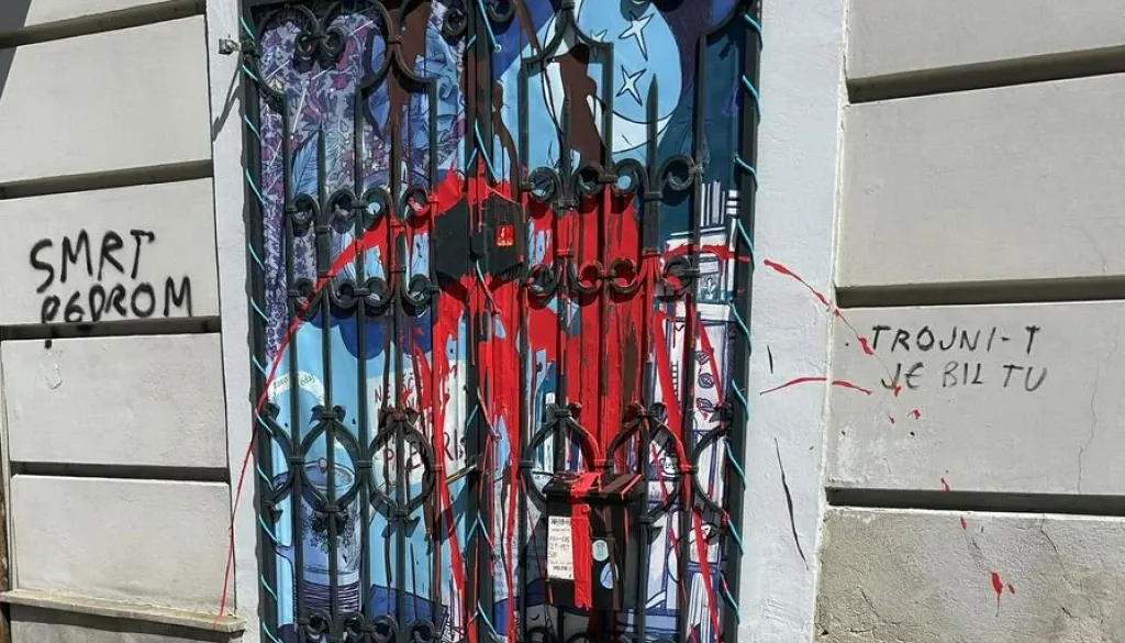 Mariborska knjigarna tarča vandalizma, na pročelju pustili sovražni napis
