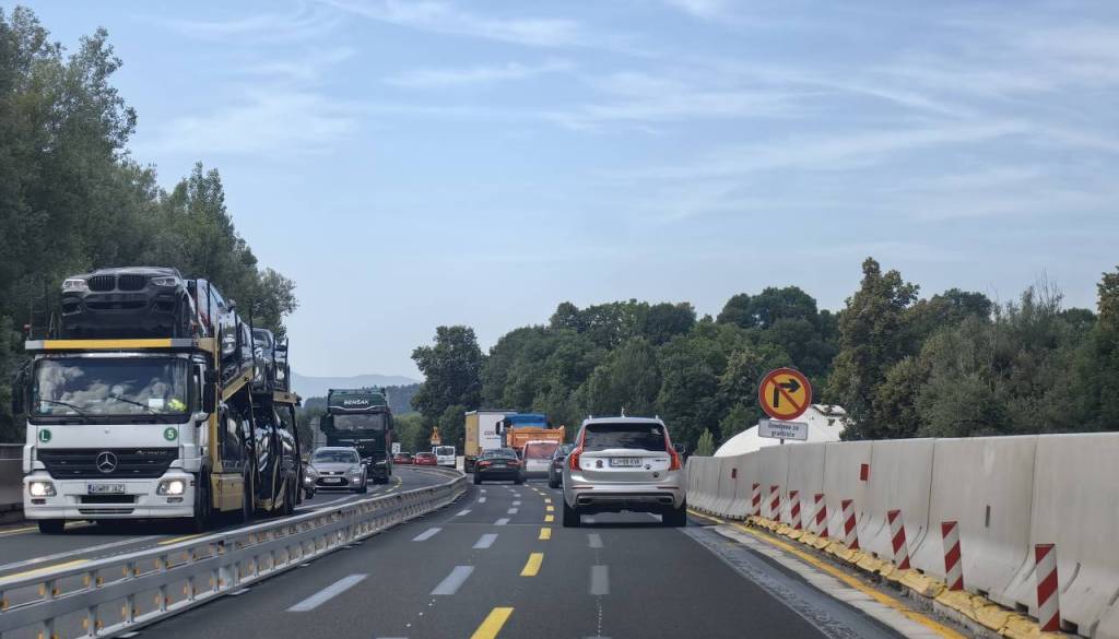 Odhajate na pot? Praznični vikend prinaša povečan promet in zastoje