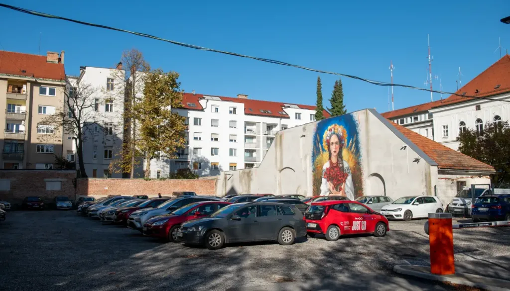 Kaj bo z gramoziranim parkiriščem ob občini? V igri stanovanja in podzemna garaža, občina preverja interes investitorjev