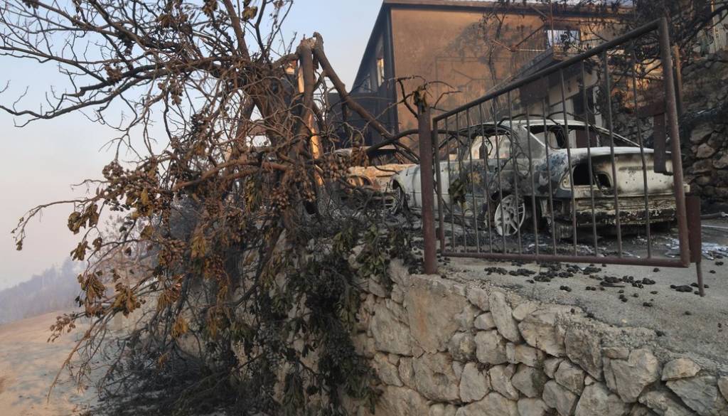 Tragedija pri Omišu: v požaru umrla ena oseba, sedem poškodovanih se bori za življenje