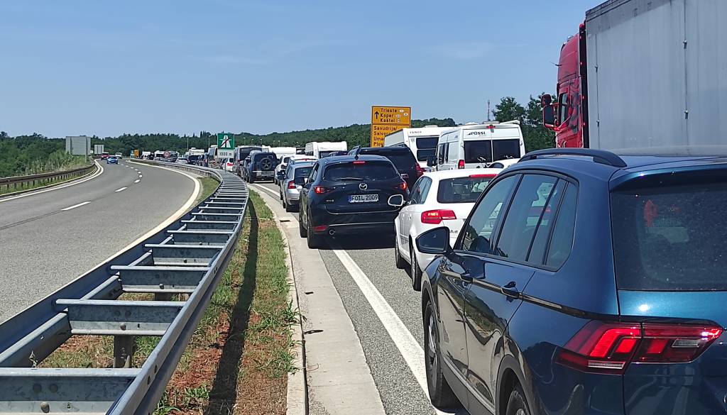 Praznični vikend prinaša zelo gost promet in zastoje