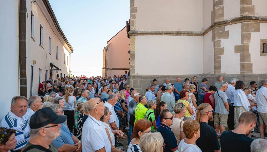 FOTO in VIDEO: Ptujska Gora na veliki šmaren privabila številne vernike