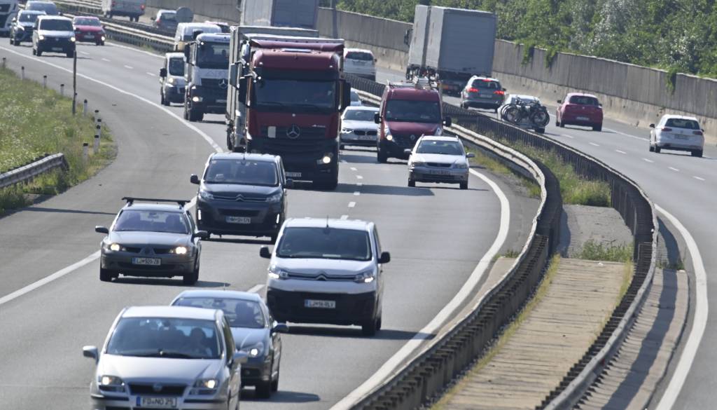 Ogromna kolona na avtocesti proti hrvaški obali, zastoj dolg okoli 14 kilometrov
