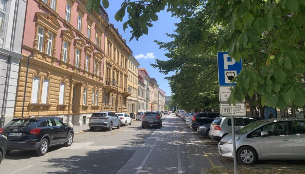 Nejevolja zaradi Gregorčičeve ulice, razlog so ponovno parkirišča