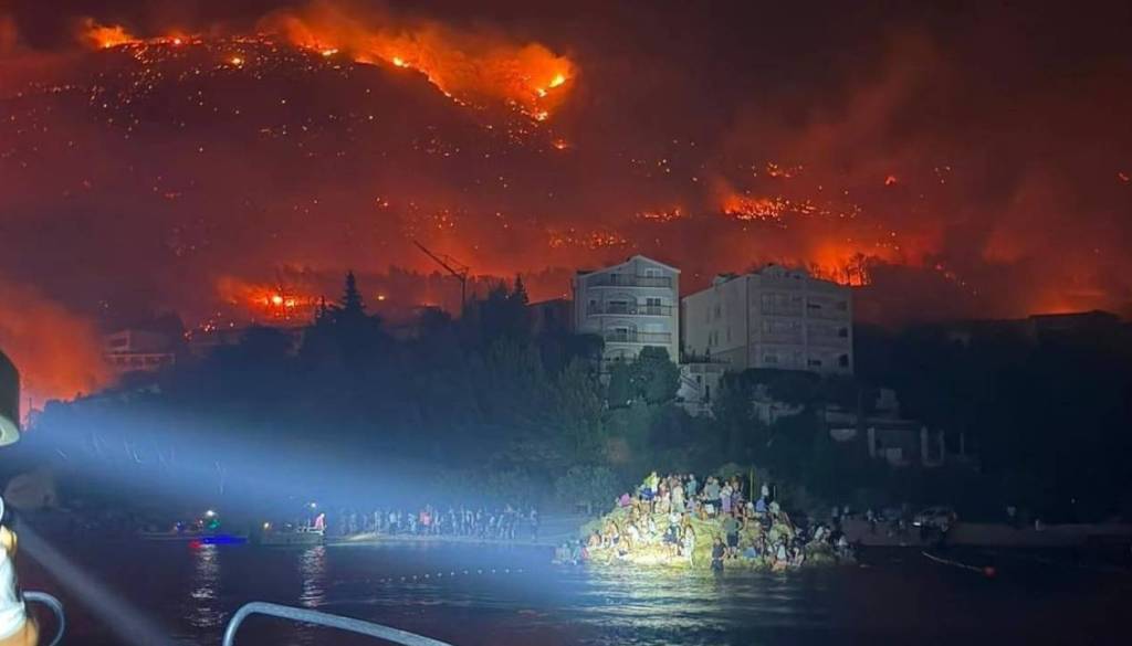 Se je stanje v Omišu umirilo? Hrvaške oblasti sporočajo, kaj se dogaja