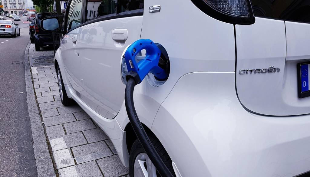 Se električni avto splača tudi brez subvencije? Preverili smo računico