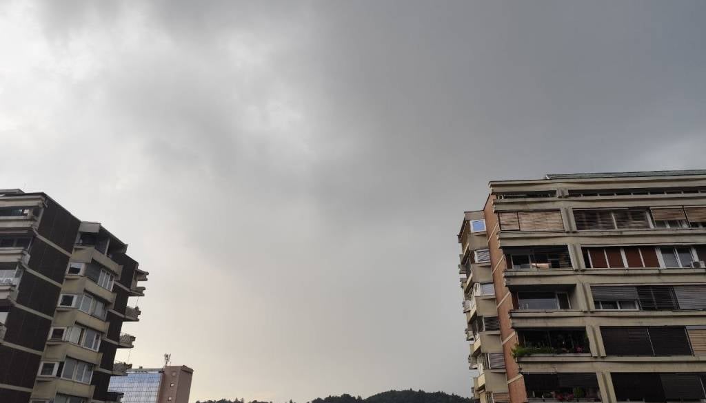 Še en zelo vroč dan, nato bo Slovenijo prešla vremenska fronta