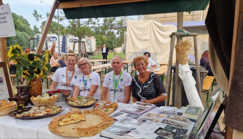 FOTO: V Veliki Polani živahno že od popoldneva, Prekmurski svétek združuje društva, vojsko, gasilce in kulinariko