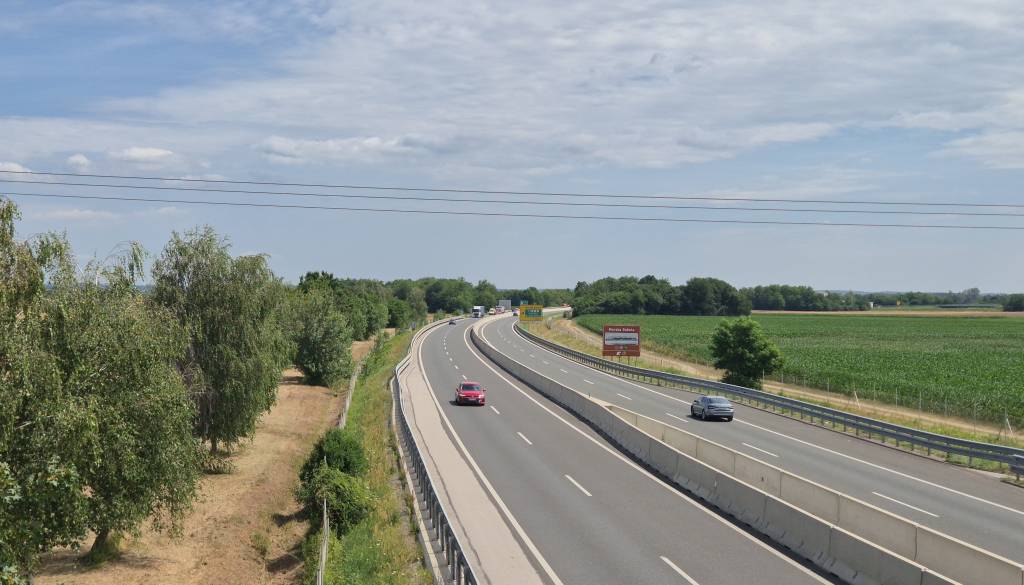 Avto na dolenjski avtocesti pristal na strehi