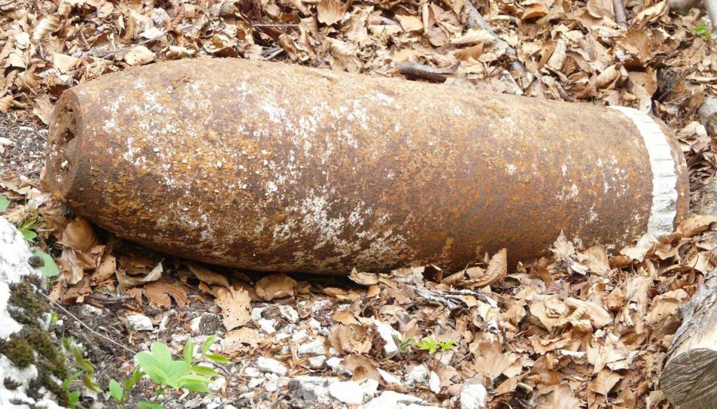 Med čiščenjem vodnjaka našli topovsko granato iz druge svetovne vojne