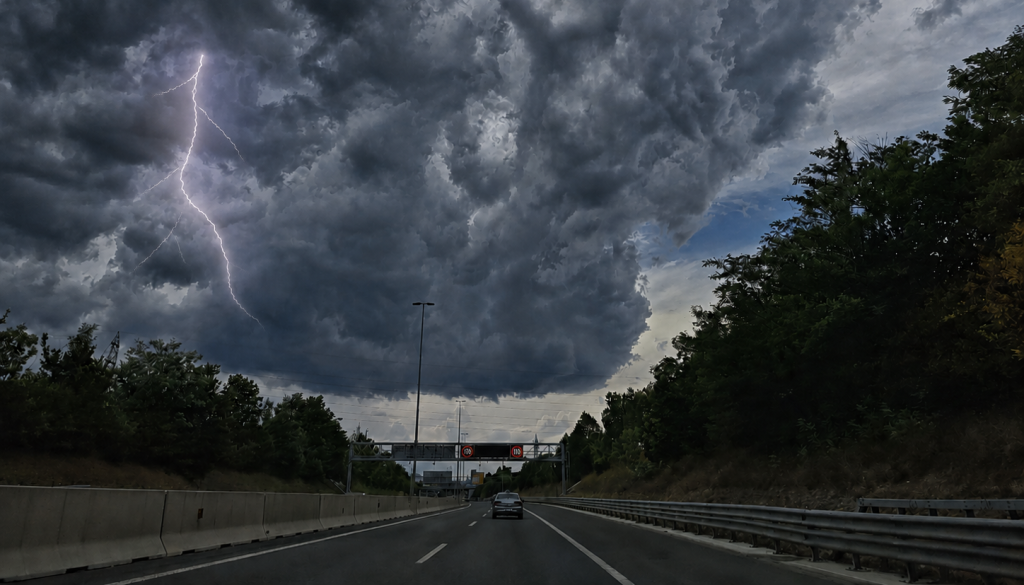 Pripravite se na vremensko pester večer. Nevihte se bodo razširile tudi nad Ljubljano