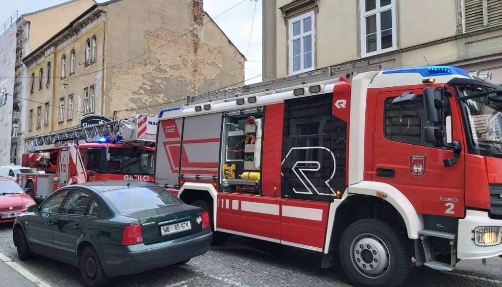 V Mariboru se je otrok zaklenil v hišo, gasilci vstopili skozi okno