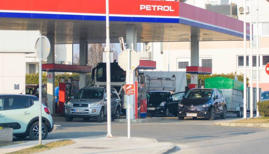 Slaba novica za voznike: Tudi pri nas se bosta bencin in dizel jutri podražila
