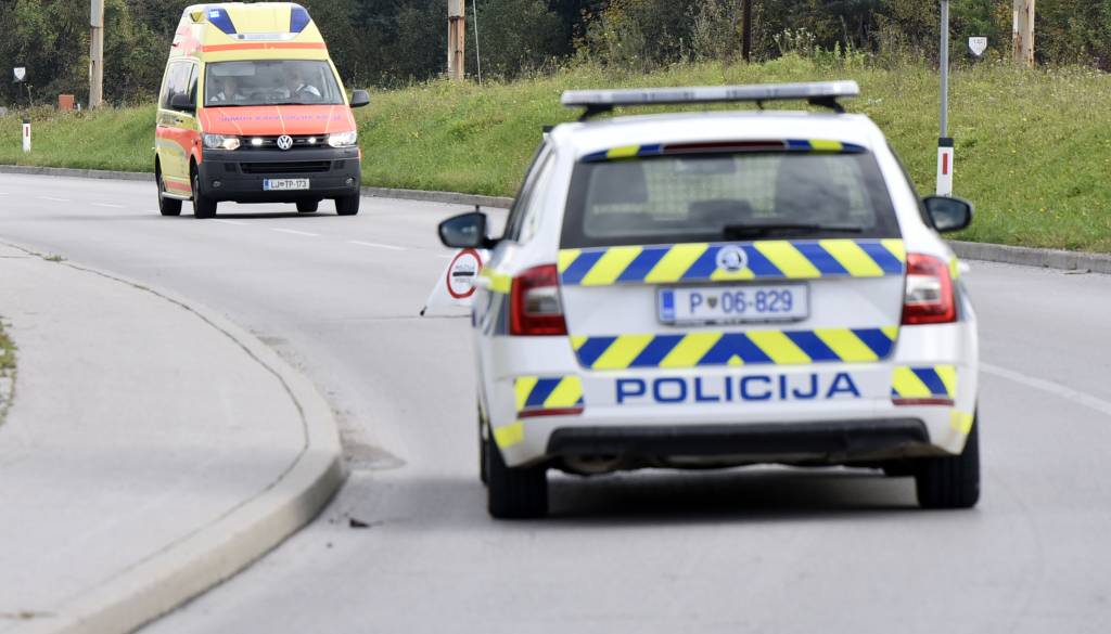 Huda nesreča na Goričkem, gasilci reševali ukleščeno osebo, dva poškodovana v bolnišnico