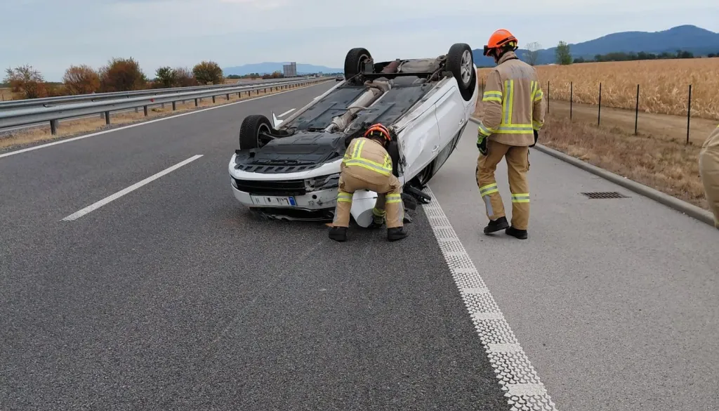 Avto na dolenjski avtocesti pristal na strehi