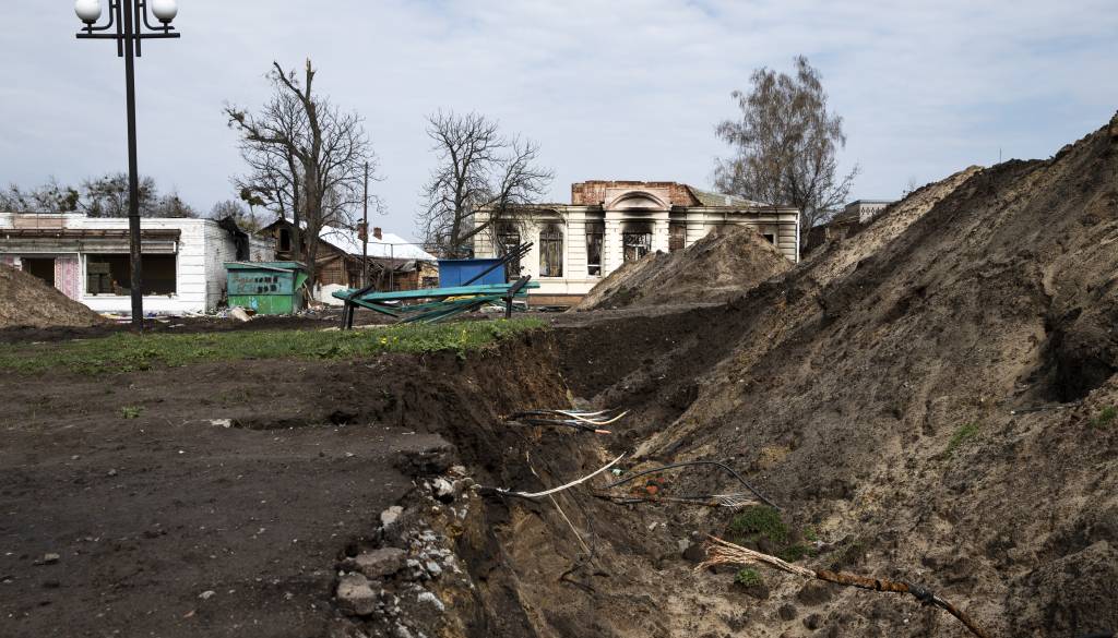 Grozljiv udor zemlje pri Novem mestu: nastala je kar osem metrov globoka luknja pri hiši