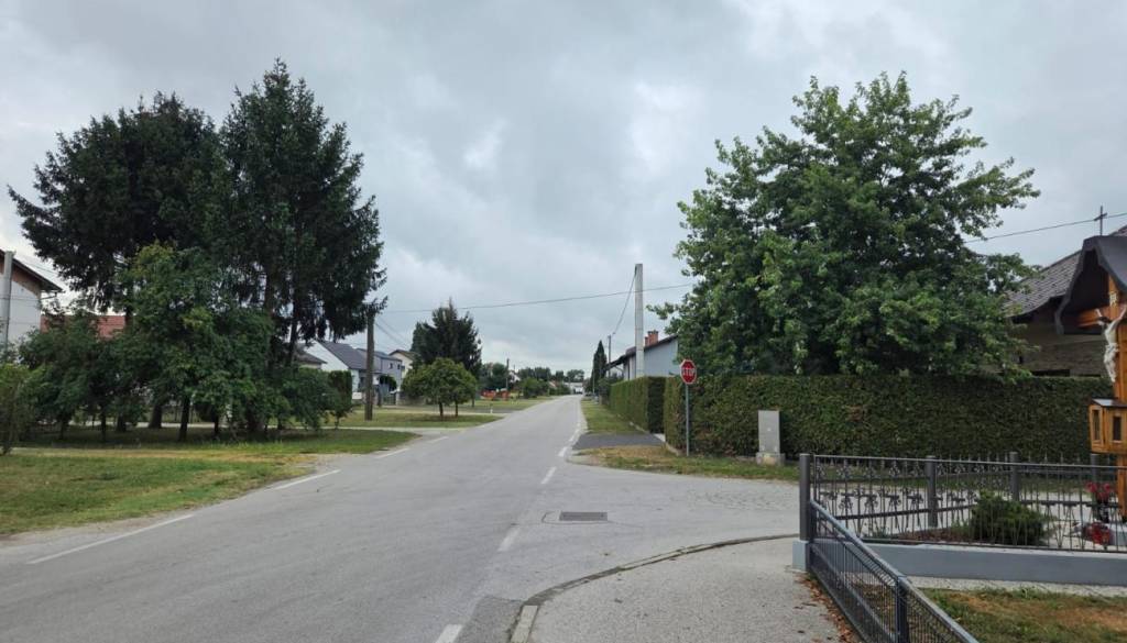 V Krogu bodo zgradili nov pločnik
