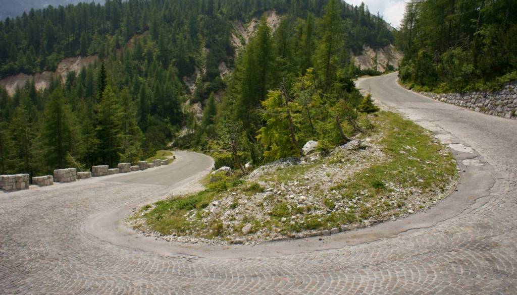 Pozor, če se odpravljate na Vršič, prihajata dve zaporedni popolni zapori