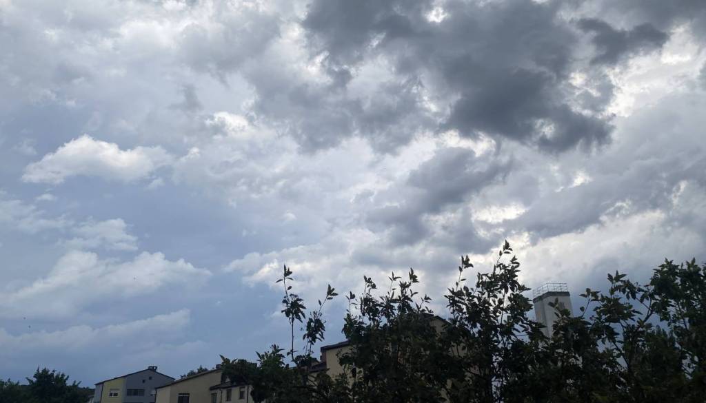 Meteorologi opozarjajo: Prihaja več dni nestanovitnega vremena in neviht, krajevno lahko pade več kot 100 litrov dežja