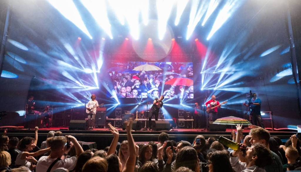 Vikend prinaša Plavi orkestar, Big Foot Mamo in podzemni vinski festival