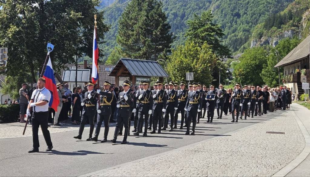 FOTO in VIDEO: Na Gorenjskem poslednje slovo od Milene Zupančič. Žalno slovesnost spremljamo na terenu