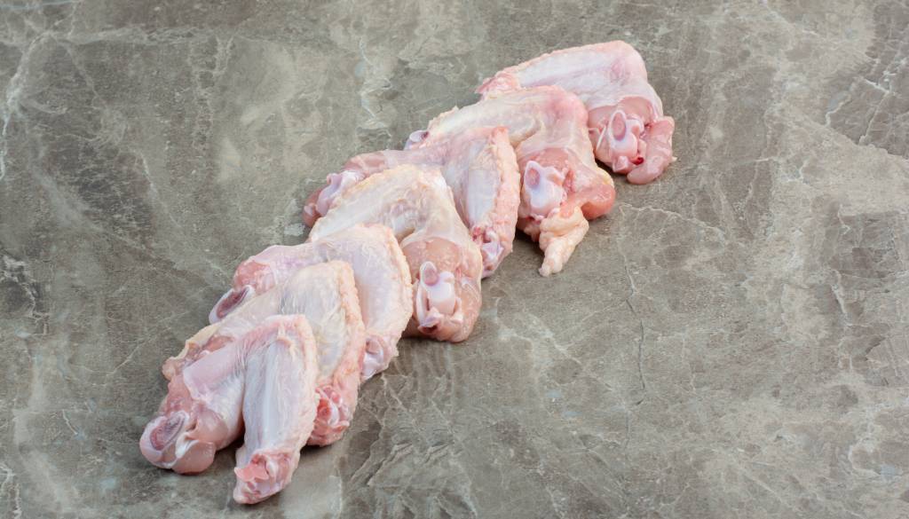 Ste jih kupili in zamrznili? V piščančjih krilih odkrili salmonelo