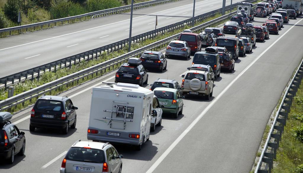 Med delom na naši avtocesti ga je nekaj pičilo, hitro je izgubil zavest in umrl