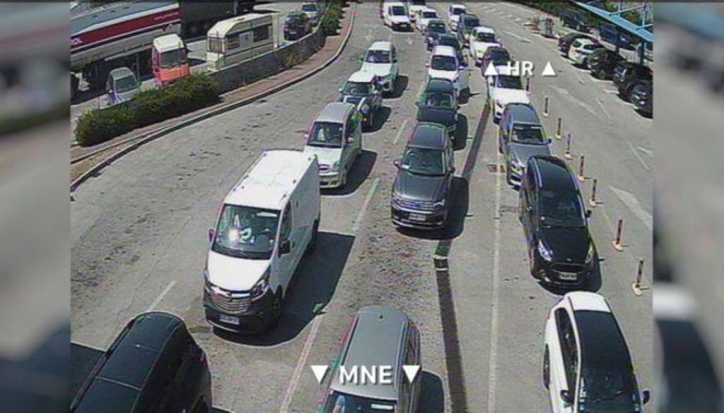 Prometni kolaps na Hrvaškem, domačini potnikom odpirajo vrata svoja domov