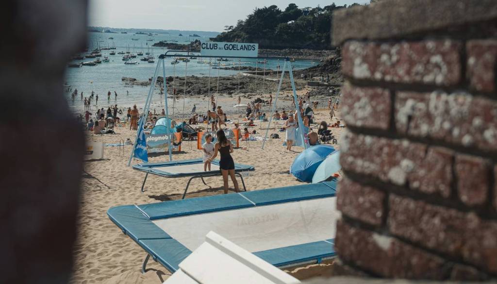 FOTO:  Nekoč na gradbišču, danes hit na plaži, poglejte v čem se sončijo turisti