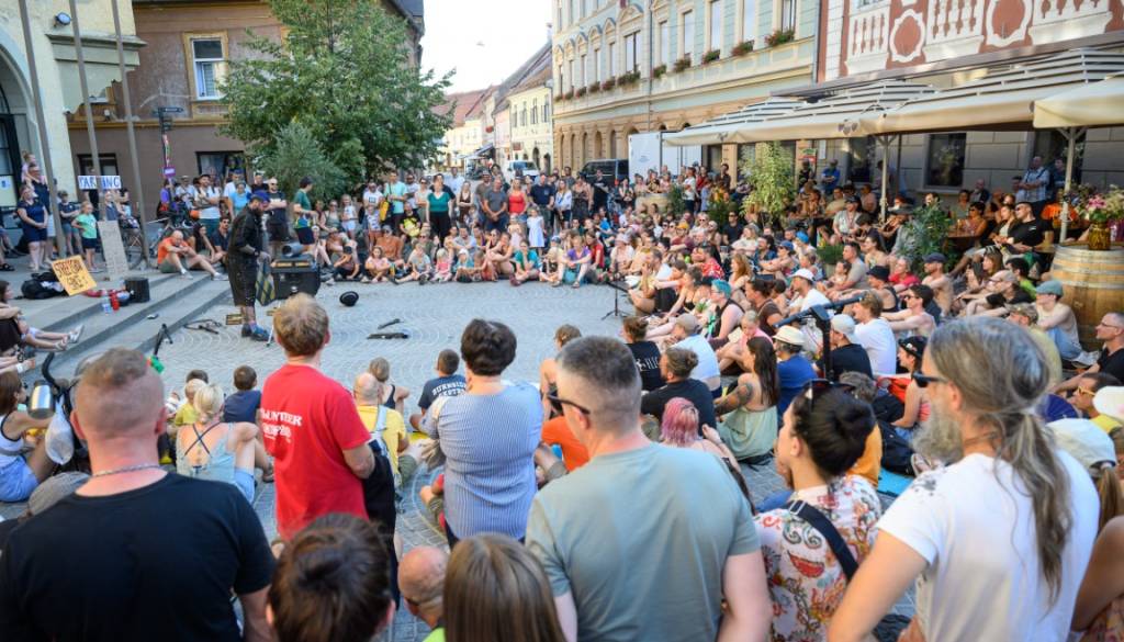 FOTO in VIDEO: Ptuj postal velik cirkuški oder, tako pestro je bilo v nedeljo