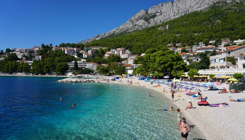 Turist ogorčen nad prizorom na hrvaški plaži, prazni ležalniki že zjutraj zasedli najboljša mesta