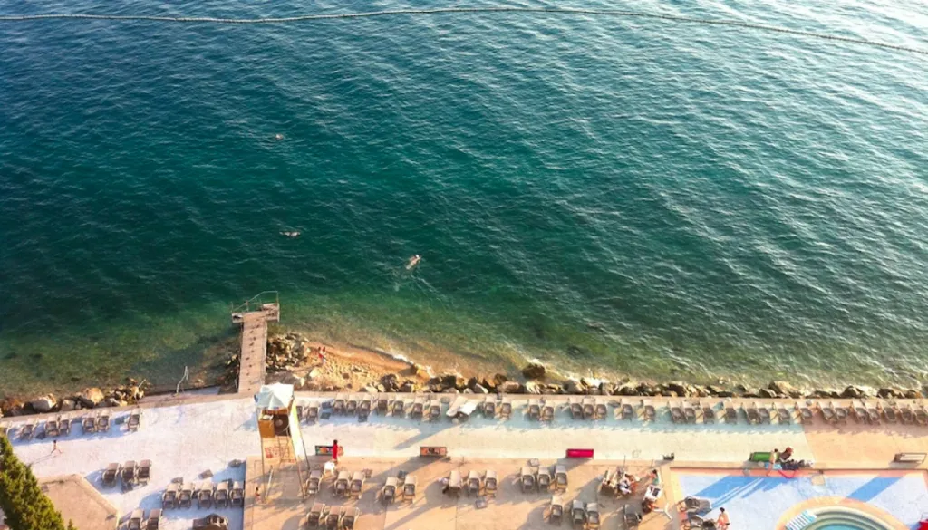 FOTO:  Brez bitke za ležalnike, na tej plaži se sončijo kar v gradbenih samokolnicah