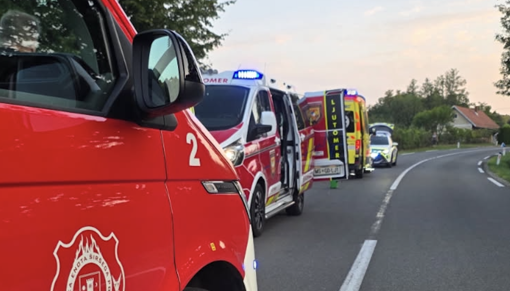 VIDEO: Huda nesreča pri Ormožu: Vozilo zapeljalo s ceste, ena oseba ostala ukleščena