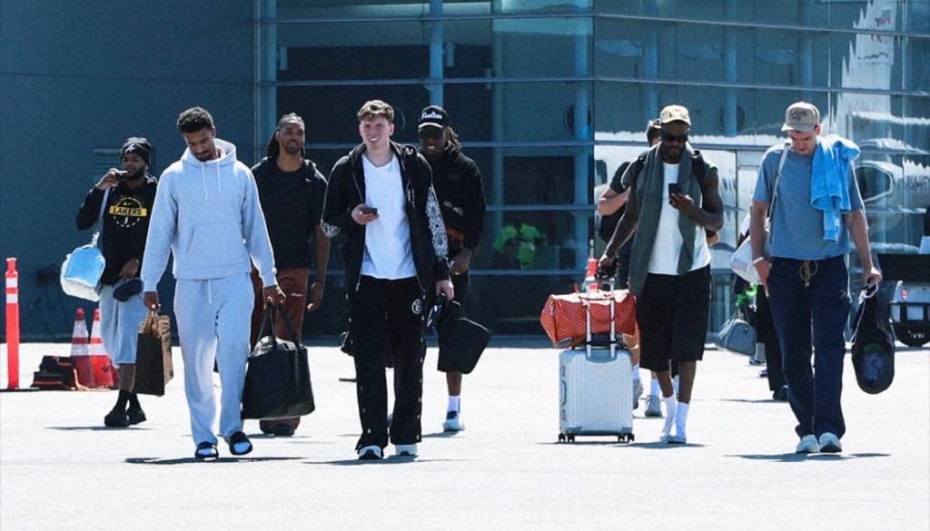 Luka Dončić in Lakersi prihajajo v Slovenijo. Spremljamo njihov let