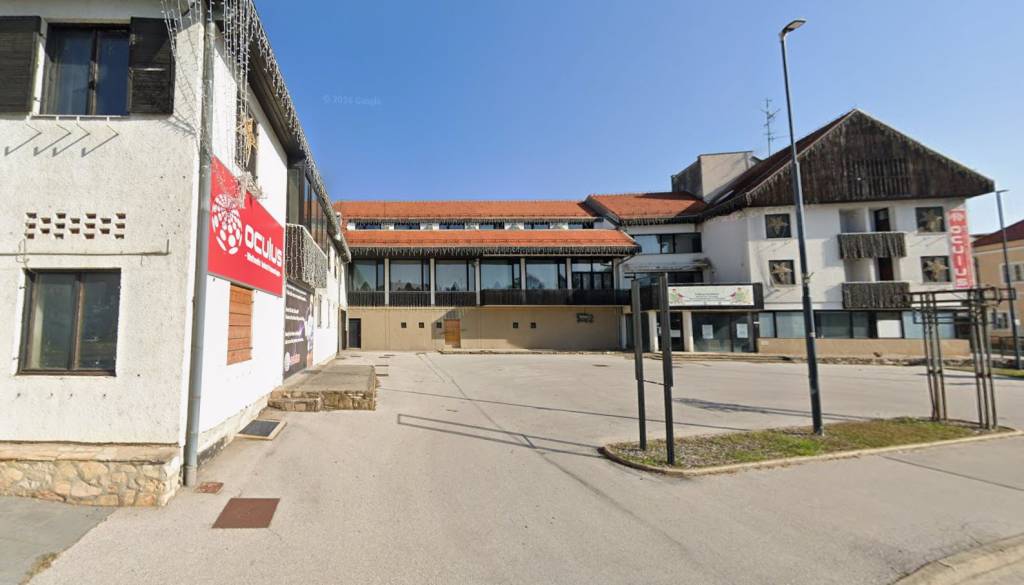 Zapuščeni hotel v središču mesta znova naprodaj: Občina želi štirizvezdični hotel z najmanj 60 posteljami