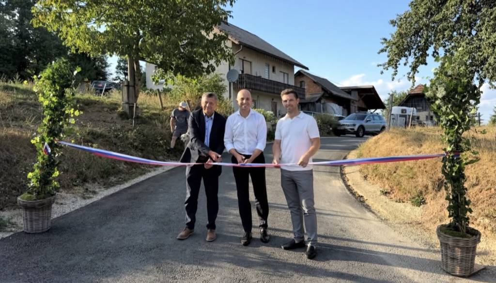 Odprta prenovljena cesta Zadniki–Vintarji