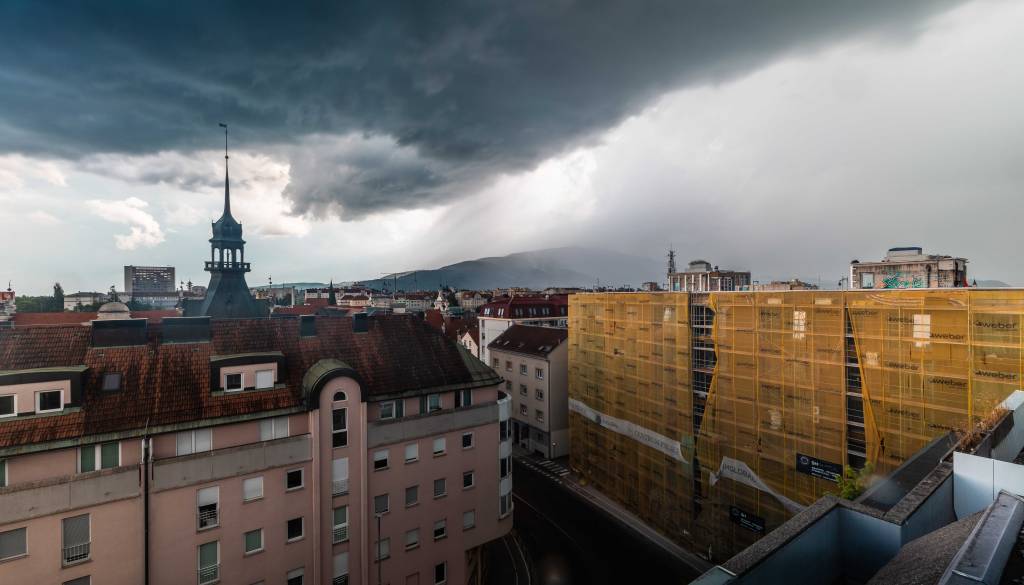 Avstrijski meteorologi svarijo: Grozijo supercelice, velika toča in siloviti sunki vetra