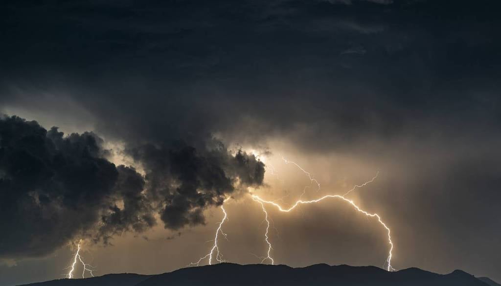 Avstrijci svarijo pred hudimi neurji: Možne supercelice, velika toča in siloviti sunki vetra