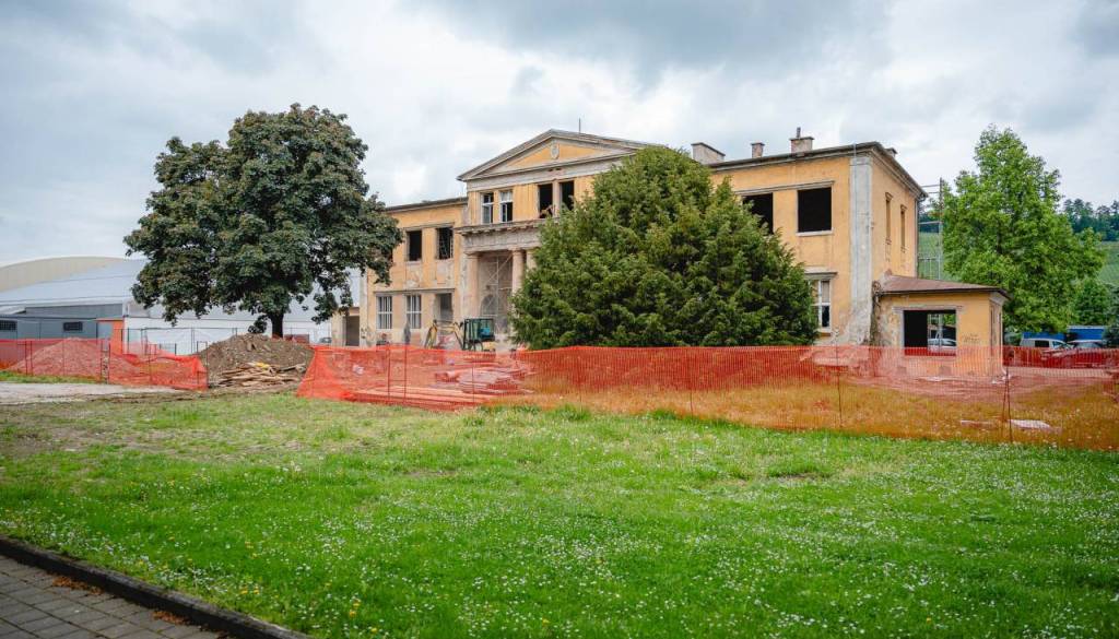 Za lokal v Langerjevi vili le ena ponudba, ga bo prevzela nekdanja Arsenovičeva svetnica?