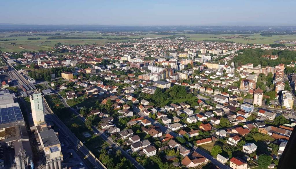 Občina ustavila prodajo zemljišča ob nekdanji ekonomski šoli