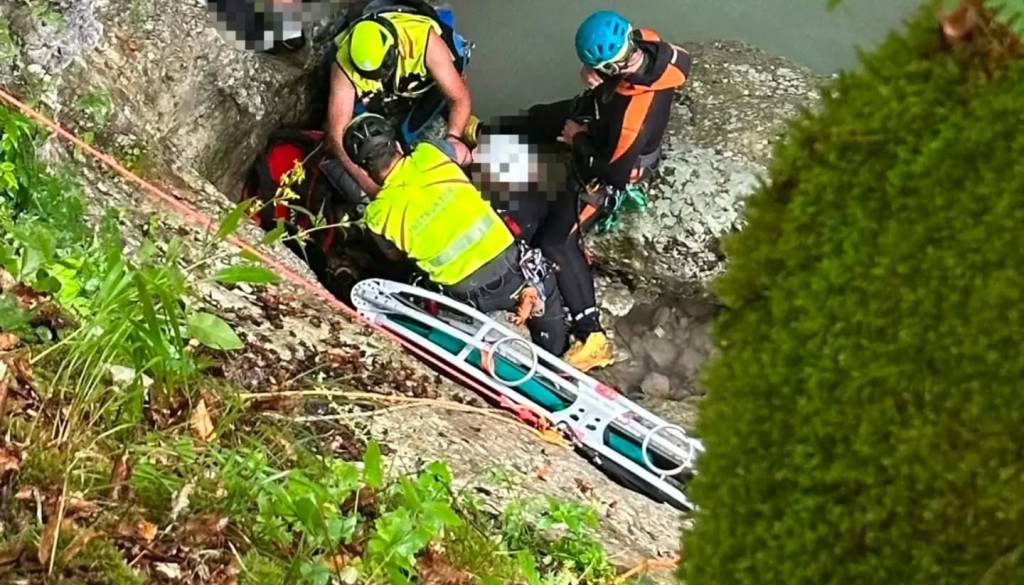 Narasla voda presenetila češka soteskarja, posredovali so reševalci
