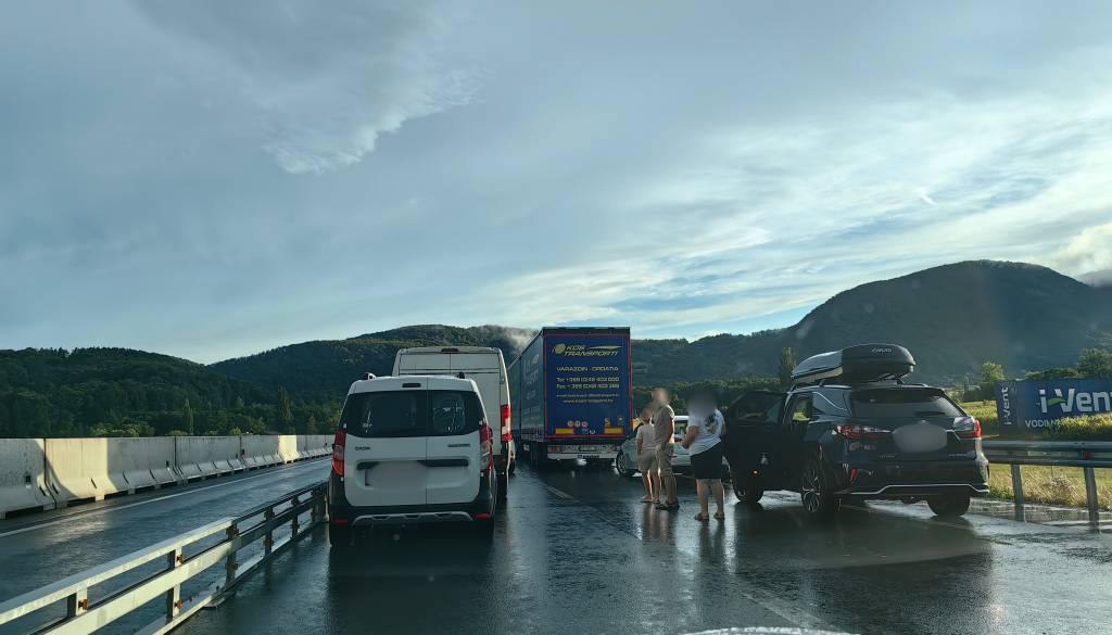 Saj ni res, pa je! Na štajerski avtocesti z otrokom kar iz avta sredi kolone