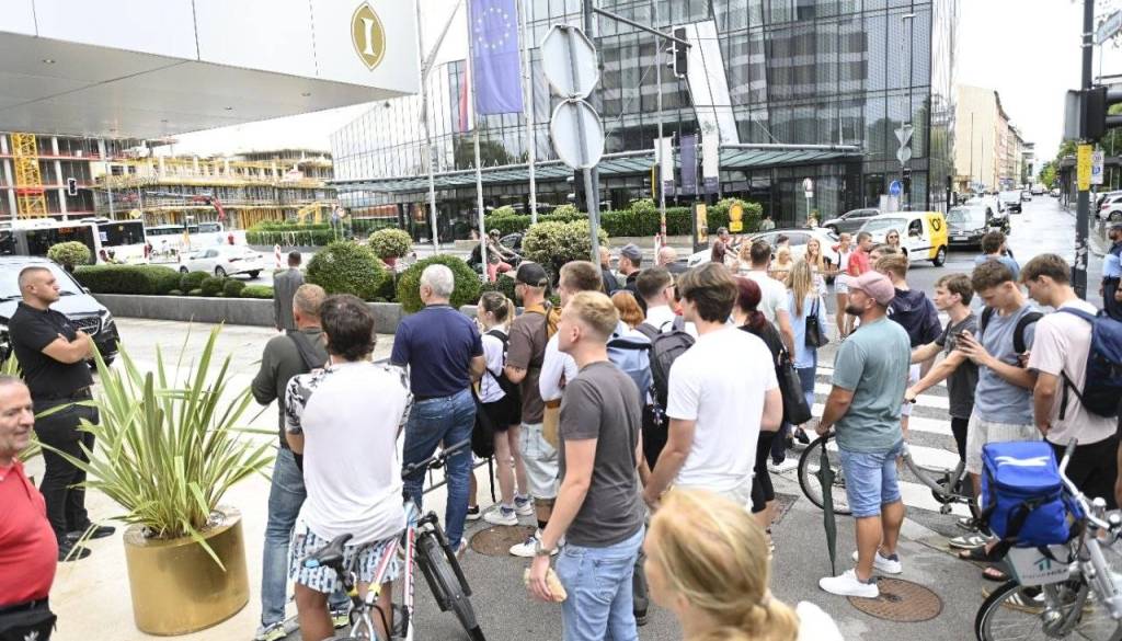 FOTO: Navijačem se je čakanje izplačalo, pred hotelom dočakali Dončićeve Lakerse