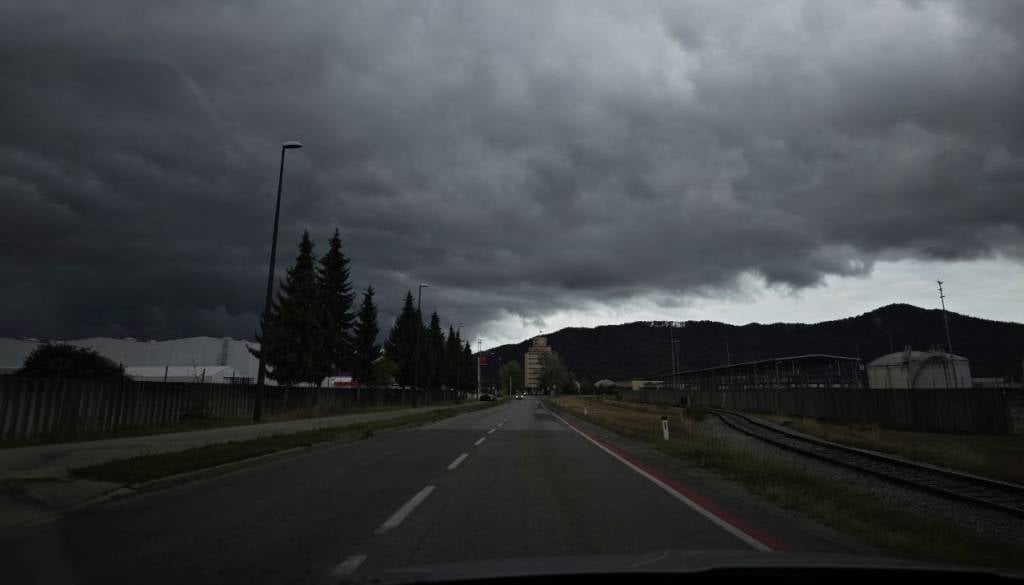 Vijolični alarm za Ljubljano! Velika nevarnost toče, nevihte se približujejo