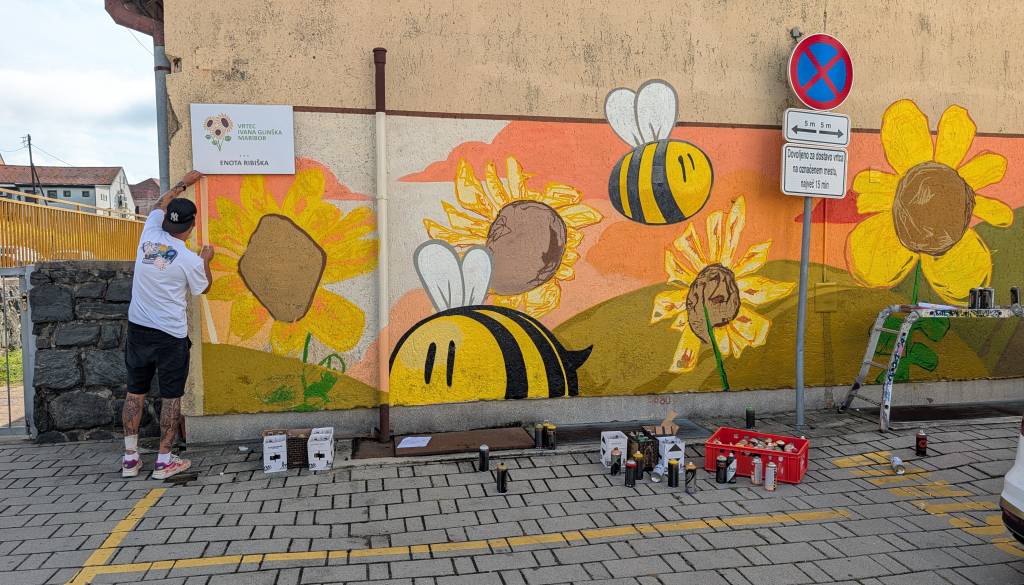 FOTO in VIDEO: Maribor dobiva nove poslikave: Otroške risbe na stene prenaša znani grafitar