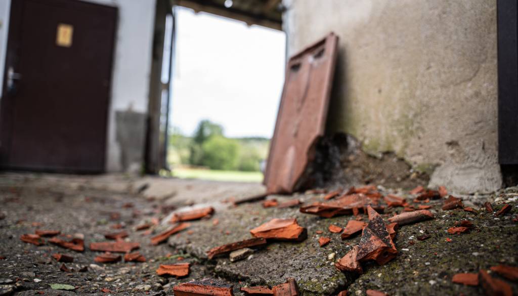Neurje po Sloveniji povzroča težave: podrta drevesa, odkrite strehe in zalite kleti